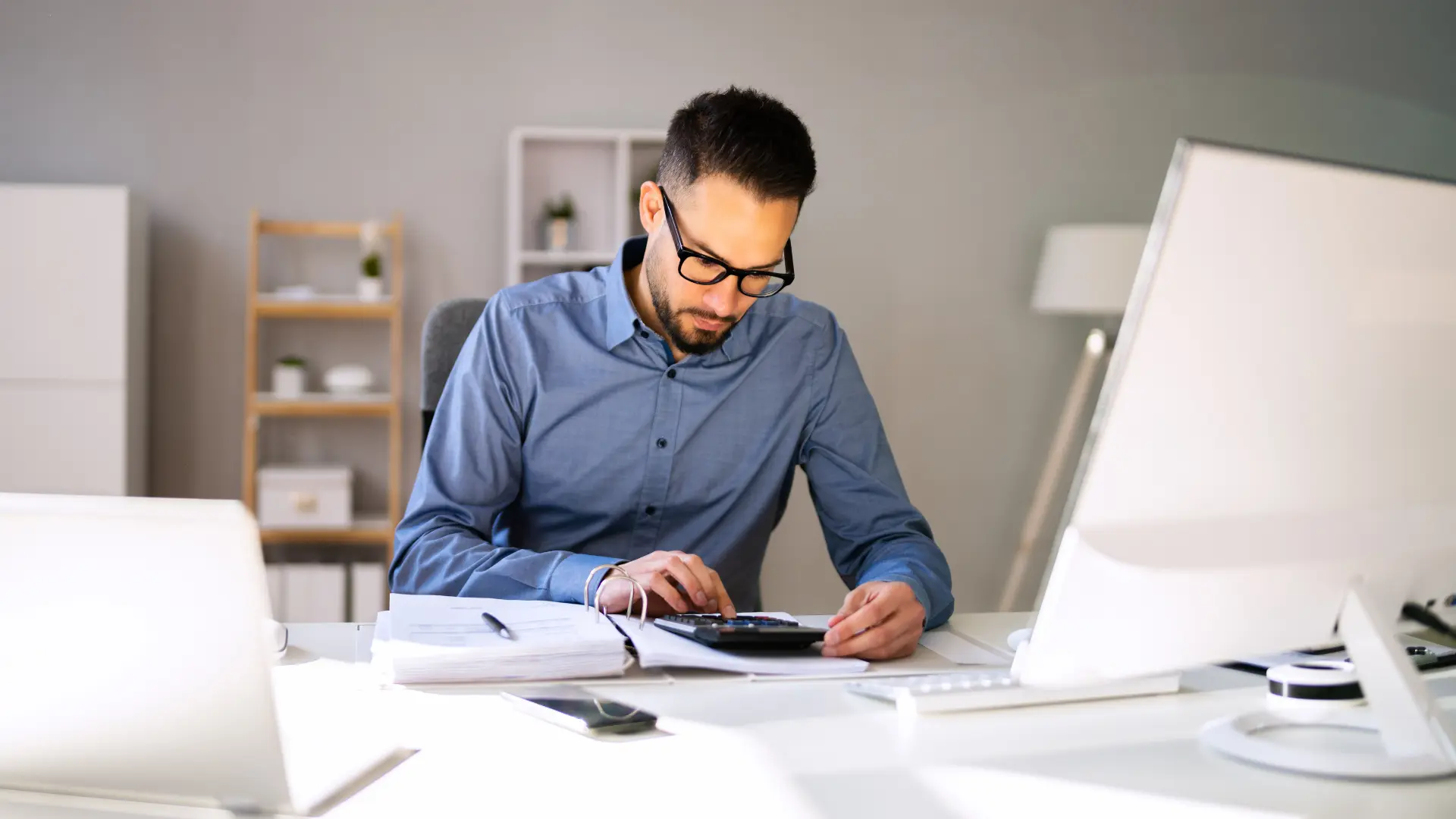 Expert-comptable travaillant sur les comptes de son client